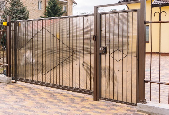 Купить ворота из профлиста с элементами ковки, с металлическими столбами в рамке или под дерево в Нальчике от 158070 руб